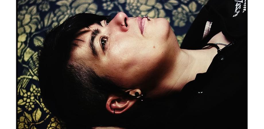 Portret foto van het liggend hoofd van een queere persoon