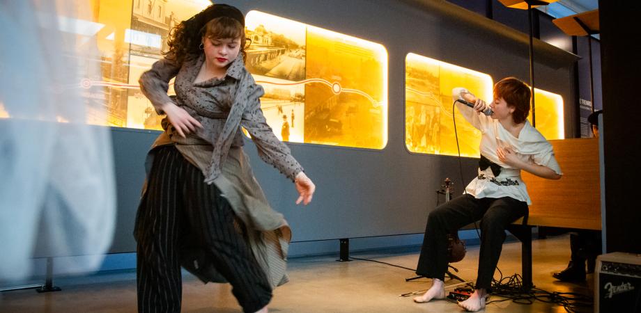 Een dansende vrouw in een museumzaal