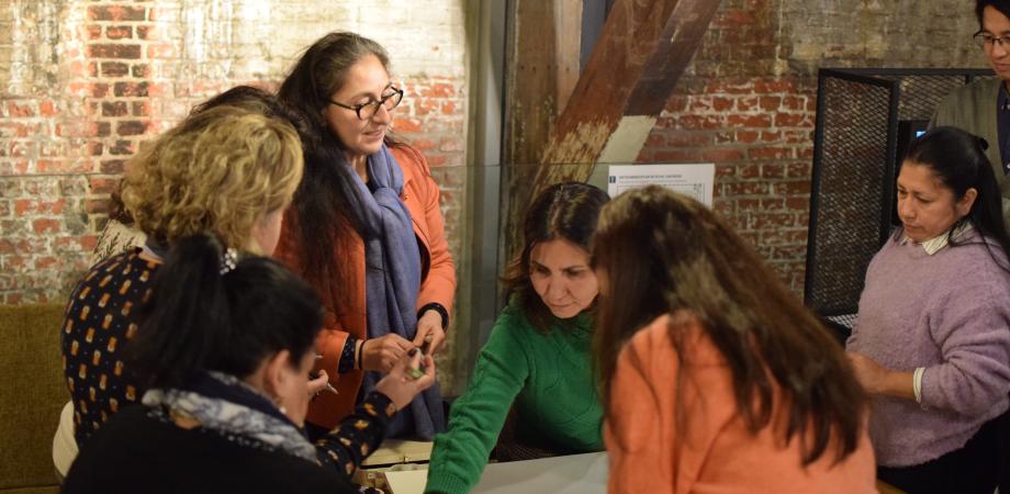 Een groep mensen praat met elkaar