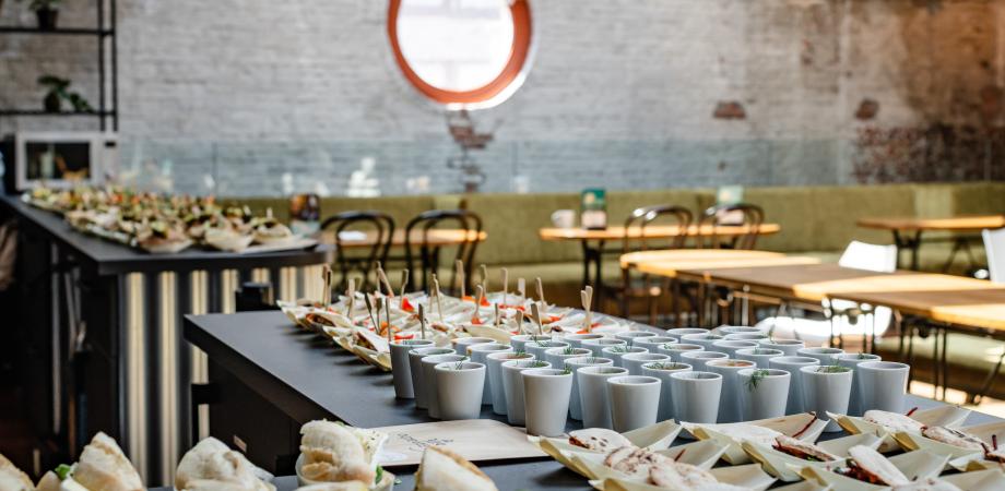 Een buffet met hapjes