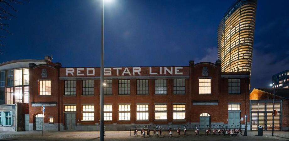 De gevel van het museum bij avond