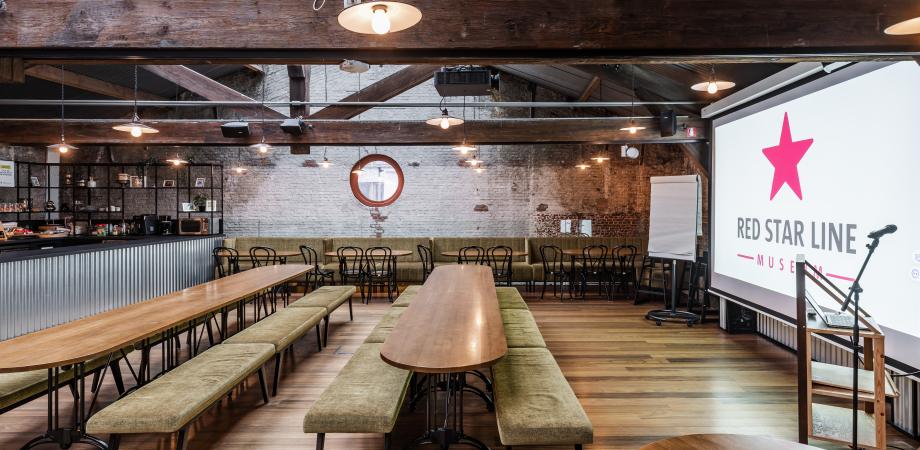 Een mezzanine met banken en tafels