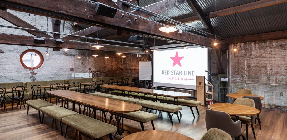 Foto van een mezzanine met tafels en stoelen