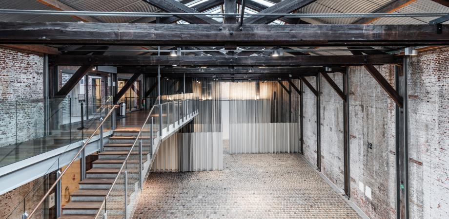 Een lege museumloods