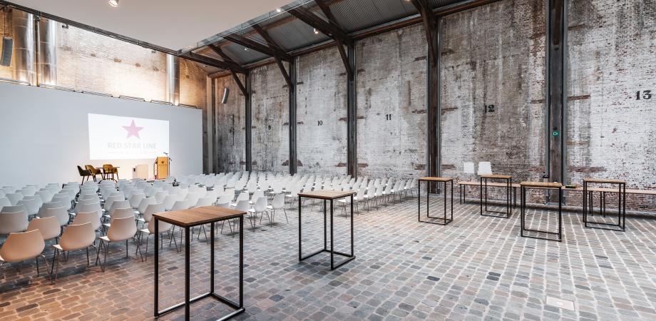 Loods met een aantal staantafels