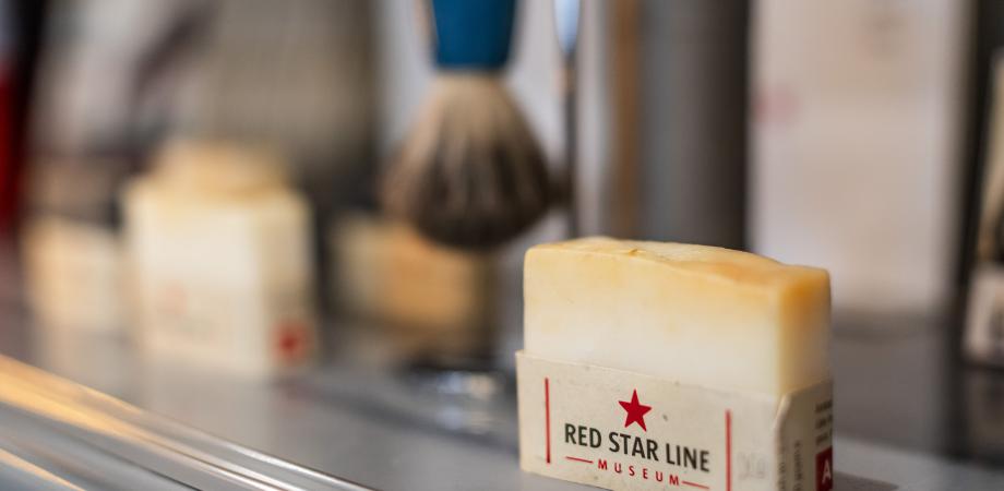 een stuk zeep en scheeraccessoires