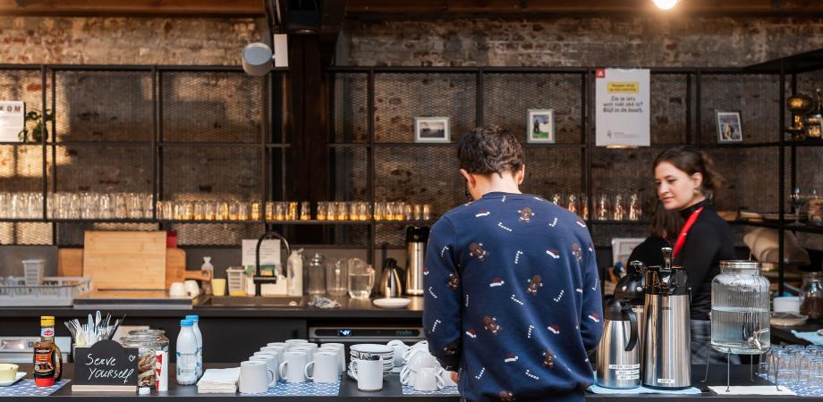 iemand staat aan een bar drank te nemen