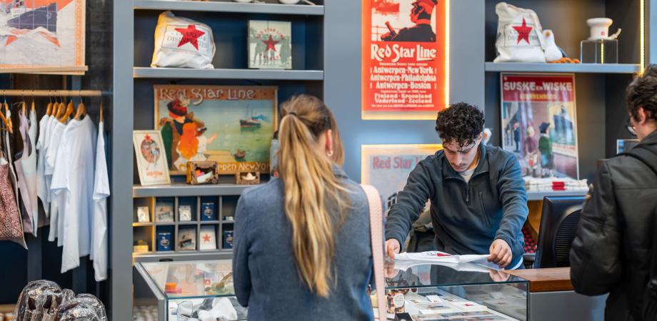 de museumshop met winkelende mensen