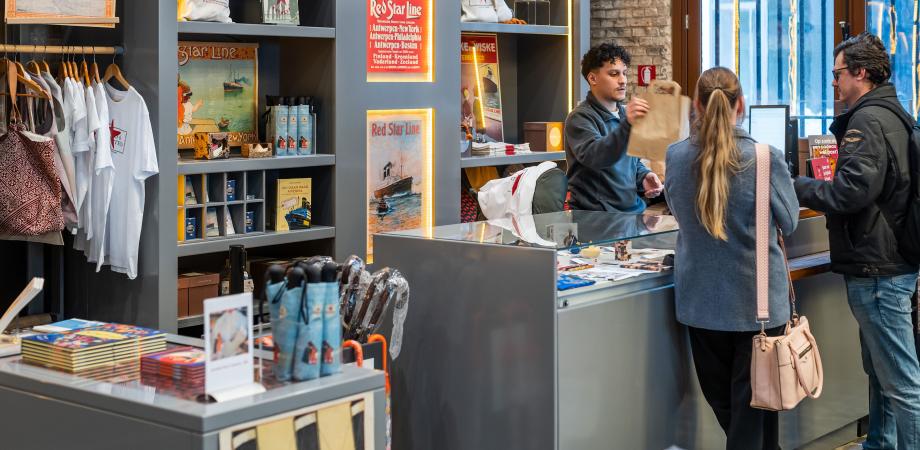 de museumshop met winkelende mensen