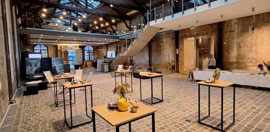 Opstelling in de loods met apero-tafels