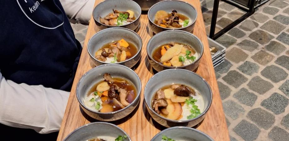 Een dienblad met hapjes