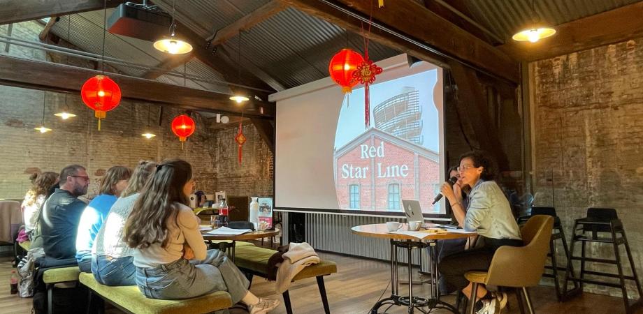 Mensen volgen een presentatie op banken