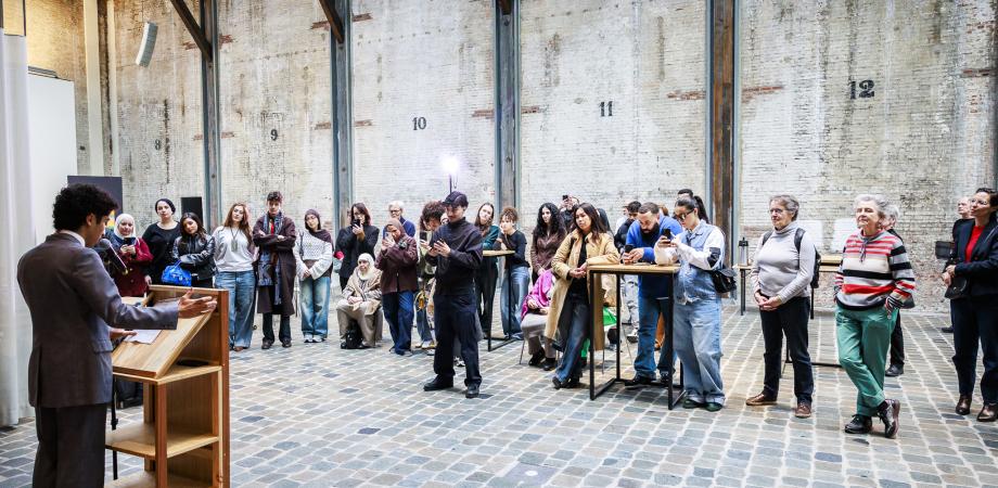 Mensen luisteren naar een spreker in een loods