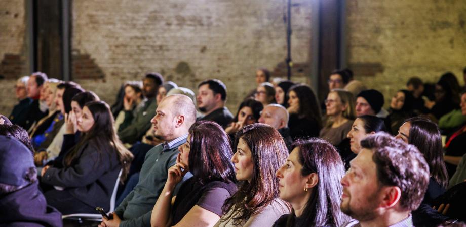 Een publiek van luisterende mensen