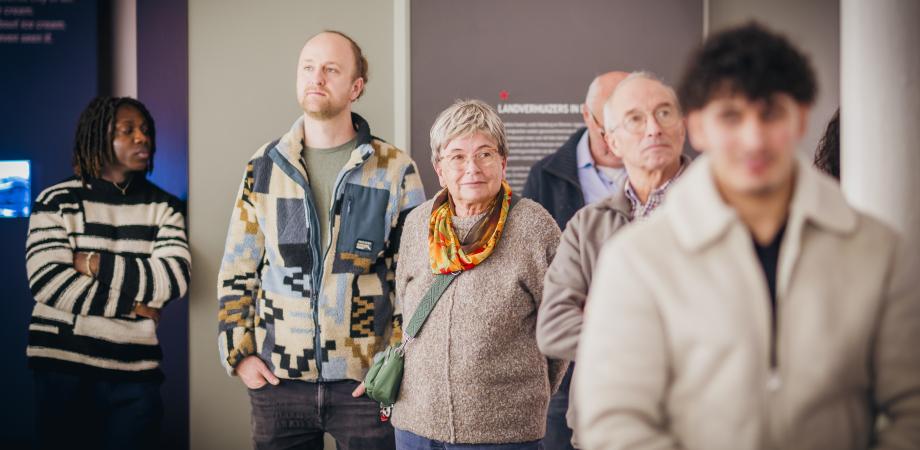 groep mensen in een museum