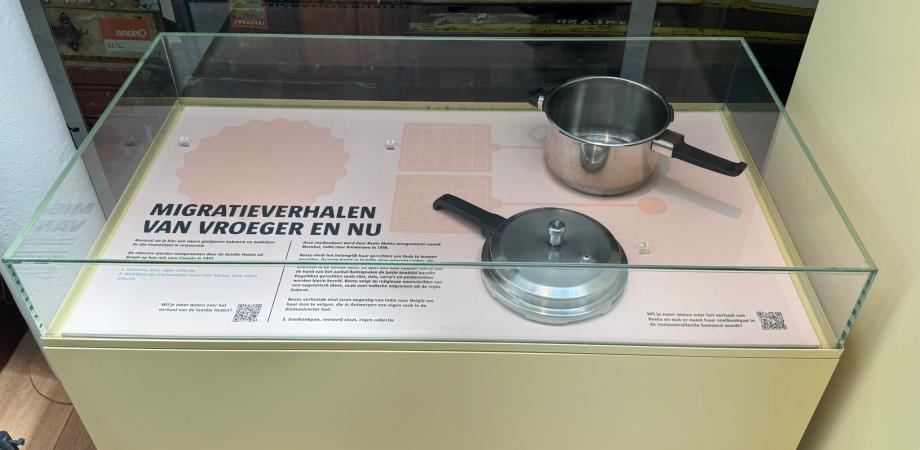 Een vitrine met een snelkookpan