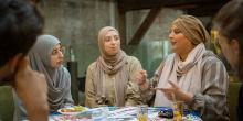 Een groep vrouwen in gesprek aan tafel