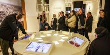 Foto van een groep mensen in een museumzaal