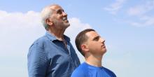 Twee mannen staan achter elkaar en kijken in de lucht