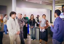 groep mensen in het museum