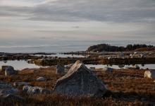 Foto van een landschap met rotsen en water