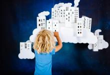 Een kindje maakt een collage van gebouwen