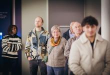 groep mensen in een museum